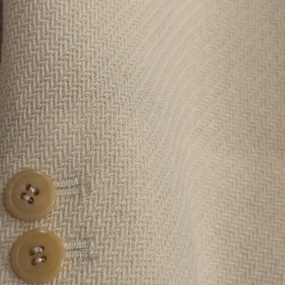 Emanuel Ungaro wool BlazerWith RemovableFur CollarVintage statement piece
Size 8 - Picture 7 of 9